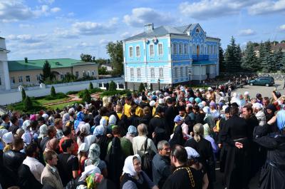 sluzhenie molebna vozglavlyaet Nikon arhiepiskop Lipeckij i Eletskij 4